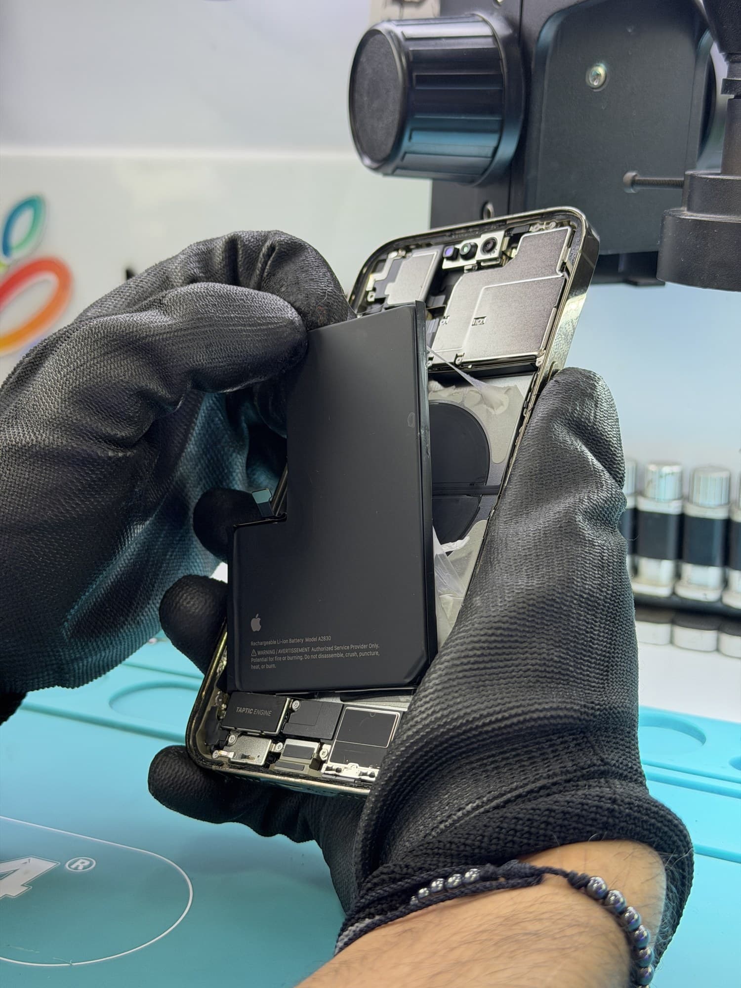 Cambio de batería iPhone con repuesto original Apple, servicio técnico certificado en MacApple Service Fusagasugá