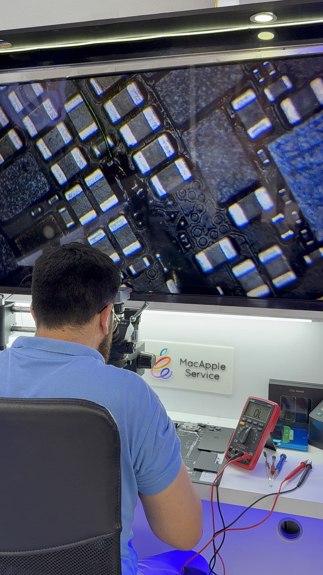Diagnóstico profesional de placa lógica de iPhone con microscopio en MacApple Service Fusagasugá
