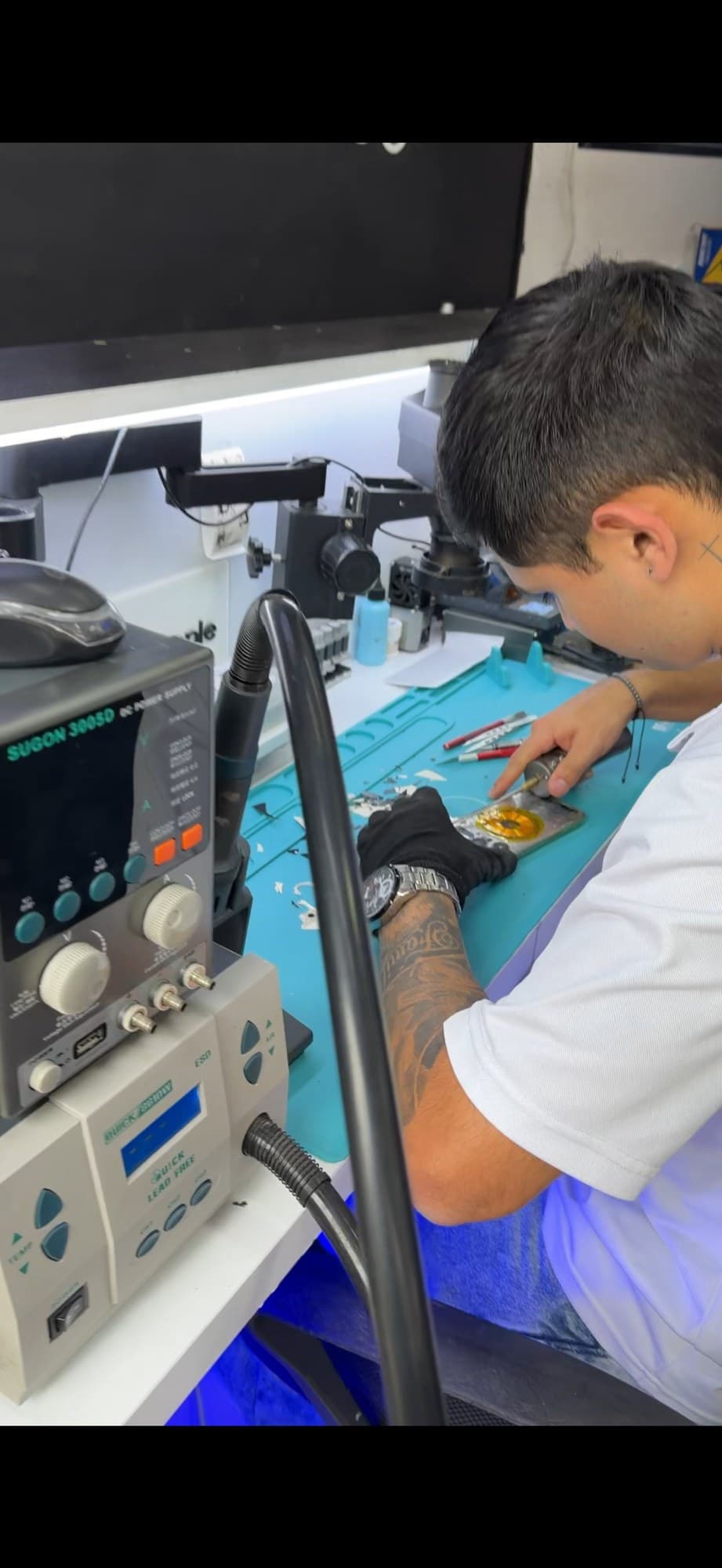 Reparación de placa lógica con estación de soldadura profesional en MacApple Service Fusagasugá